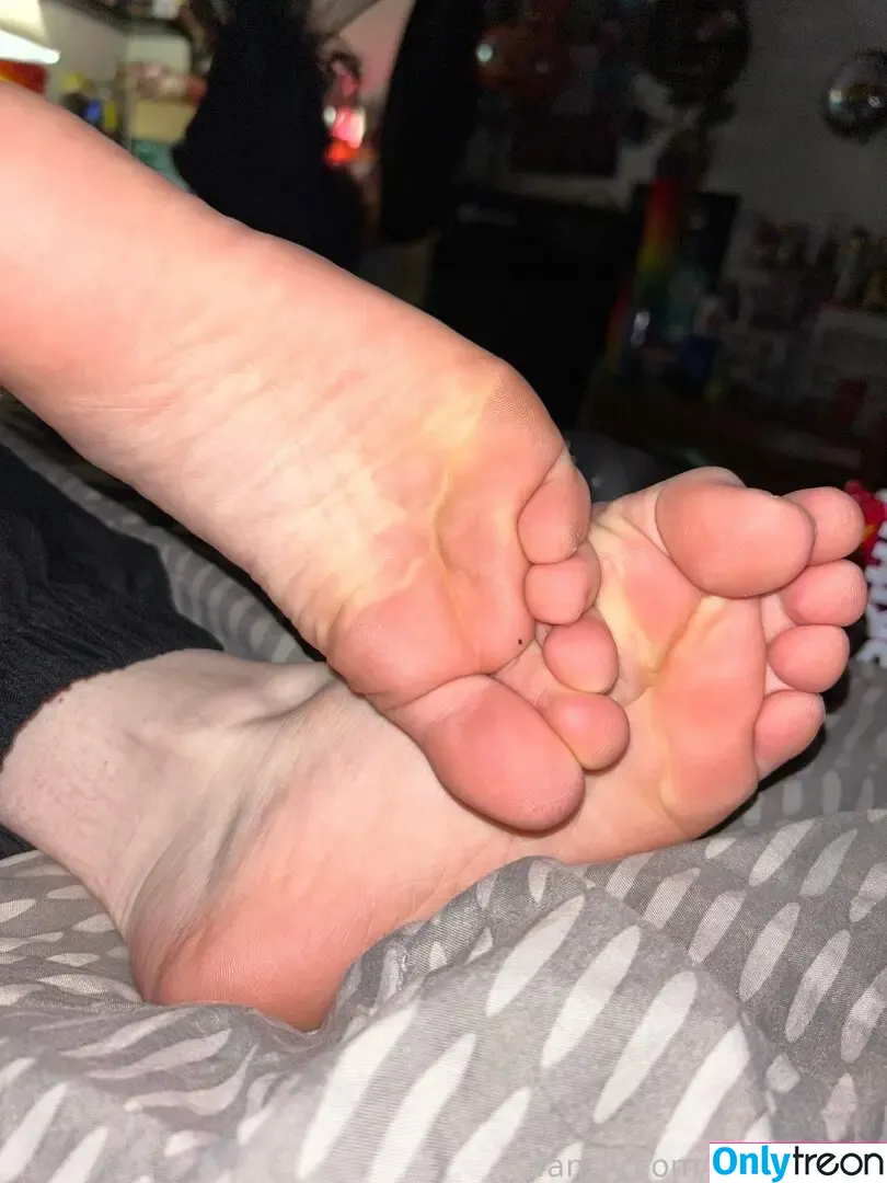 Feetiecutie nude photo #0037 (Kayla Lavigne / footiecutie)