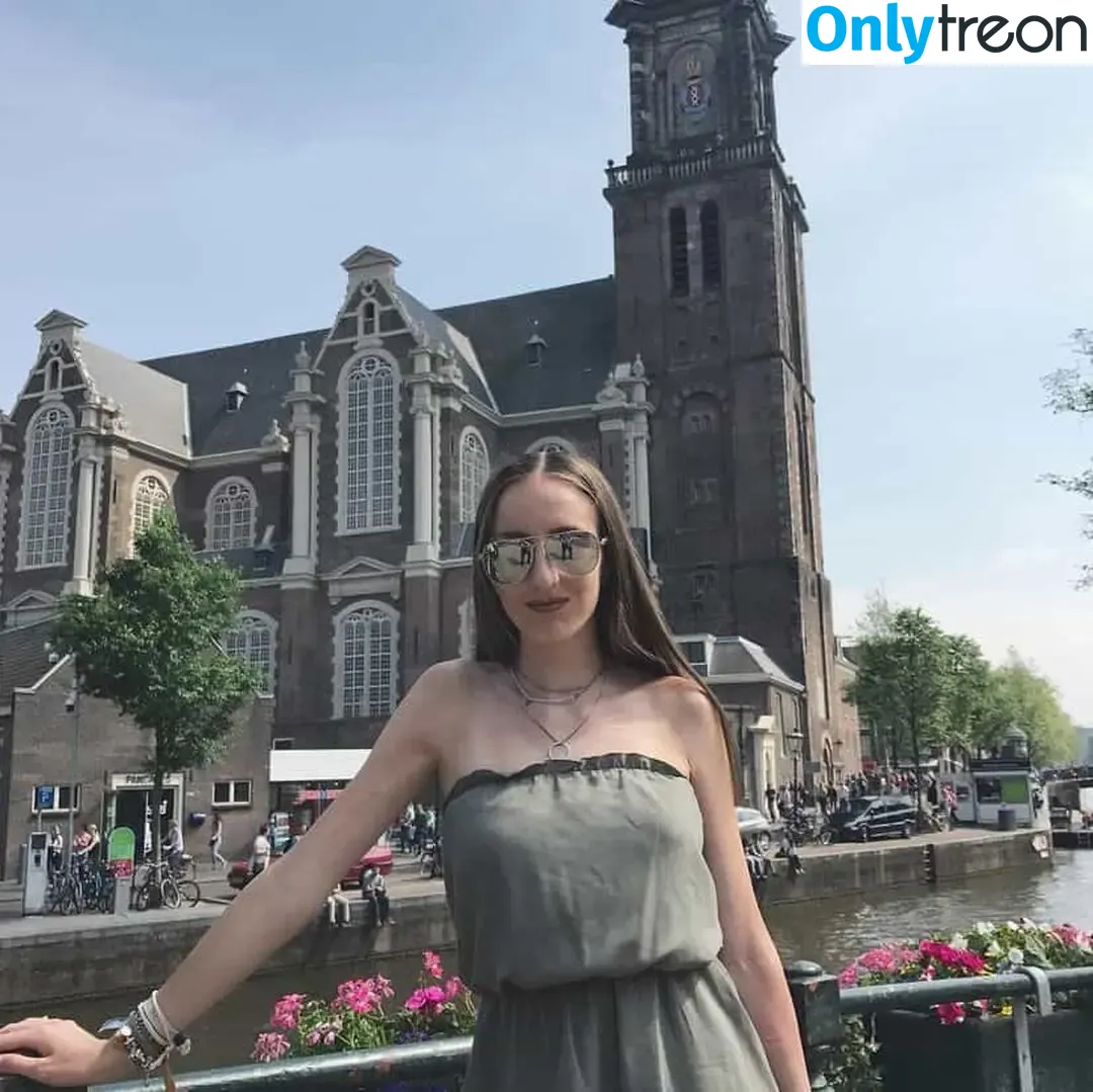 Femke Megan nude photo #0003 (femkemegan)