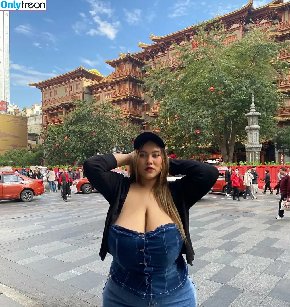 fhong_fionax nude photo #0018 (Chayada Dulyasatien (Busty Thai Model)