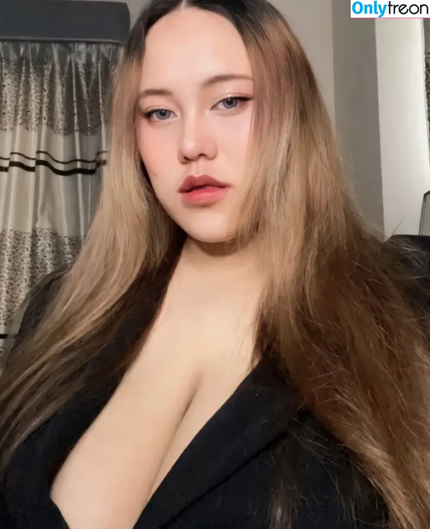 fhong_fionax nude photo #0027 (Chayada Dulyasatien (Busty Thai Model)