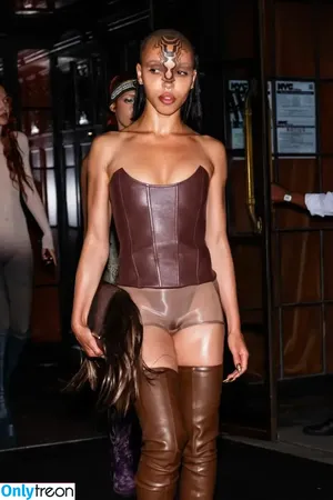 FKA Twigs / FKAtwigs nude photo #0413