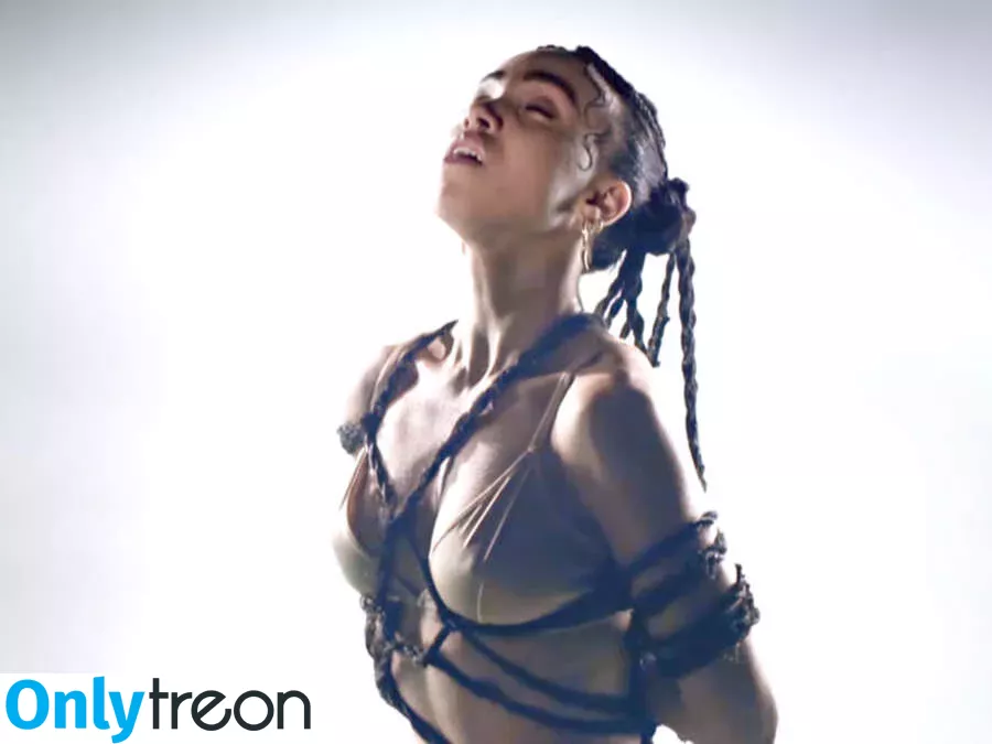 FKA Twigs голая photo #0130 (FKAtwigs / febbytwigs)