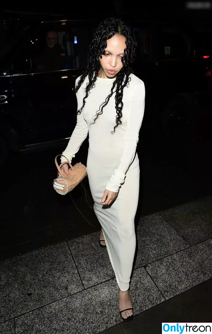 FKA Twigs голая photo #0228 (FKAtwigs / febbytwigs)