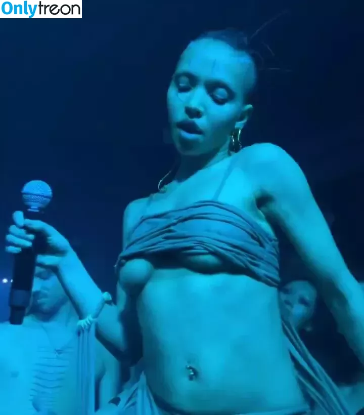 FKA Twigs nude photo #0315 (FKAtwigs / febbytwigs)