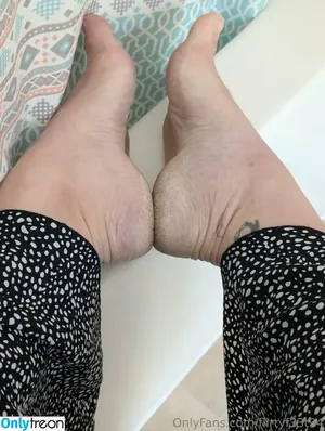 flirtyf33t94 / peanutbutterandjellyaddict nude photo #0051