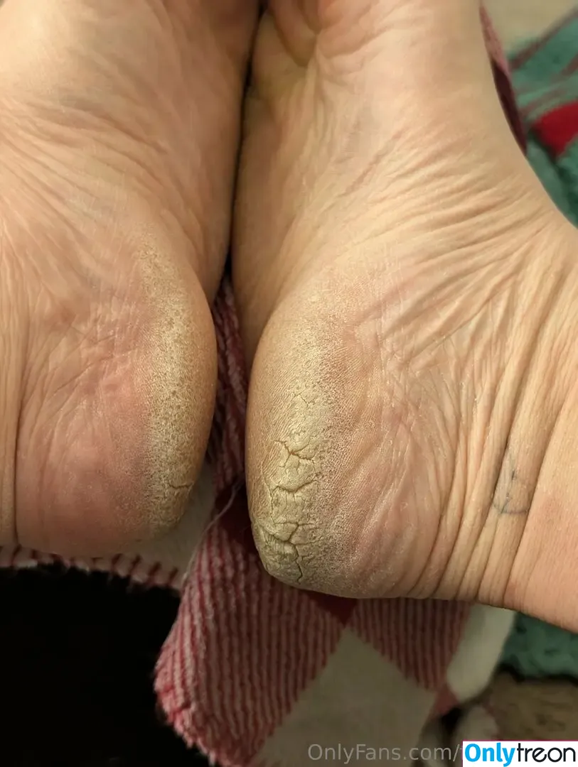 flirtyf33t94 nude photo #0054 (peanutbutterandjellyaddict)