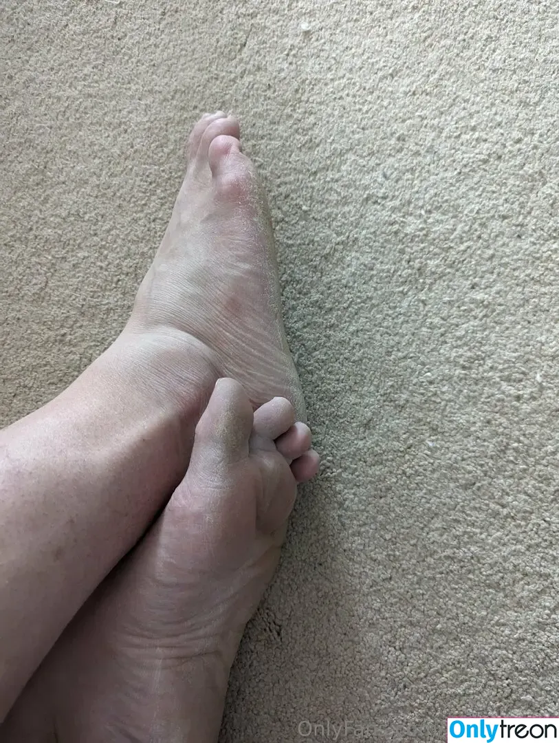 flirtyf33t94 nude photo #0082 (peanutbutterandjellyaddict)