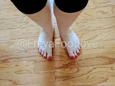 freyafootlove / mynaturaltoes nude photo #0024