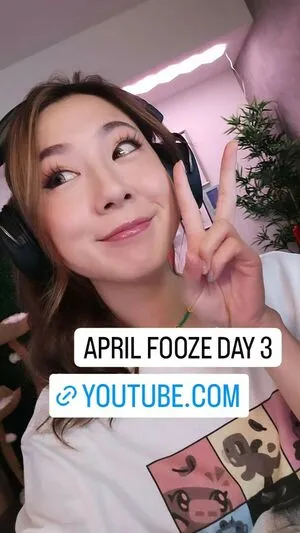 Fuslie / Leslie nude photo #0490