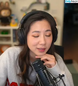 Fuslie / Leslie nude photo #0806