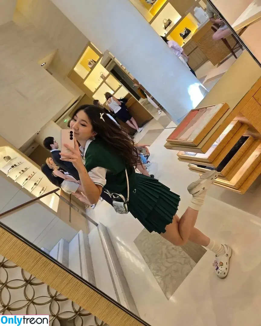 Fuslie nude photo #0668 (Leslie)