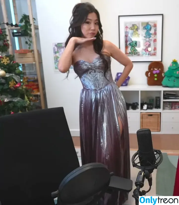 Fuslie nude photo #0719 (Leslie)