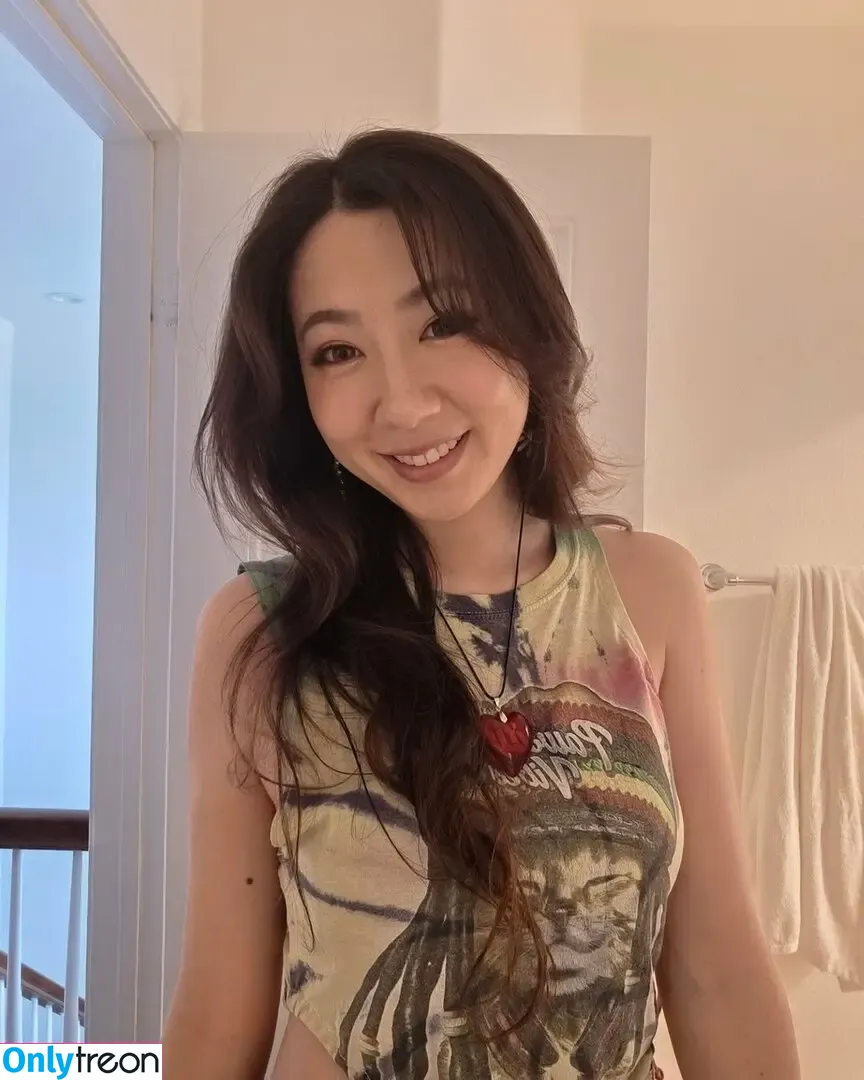 Fuslie nude photo #0744 (Leslie)