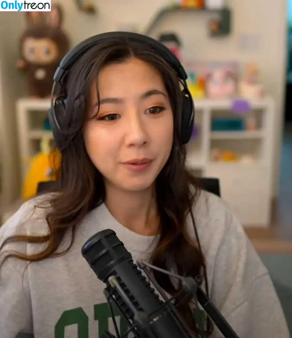 Fuslie nude photo #0849 (Leslie)