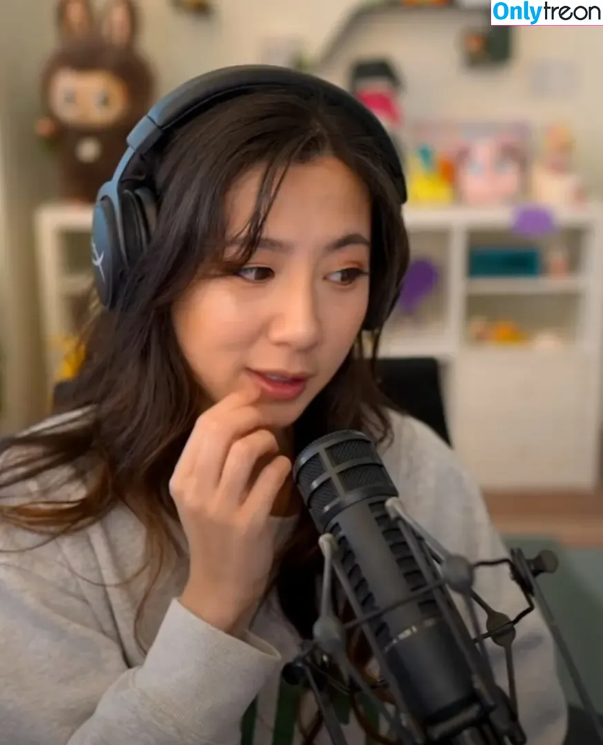 Fuslie nude photo #0856 (Leslie)