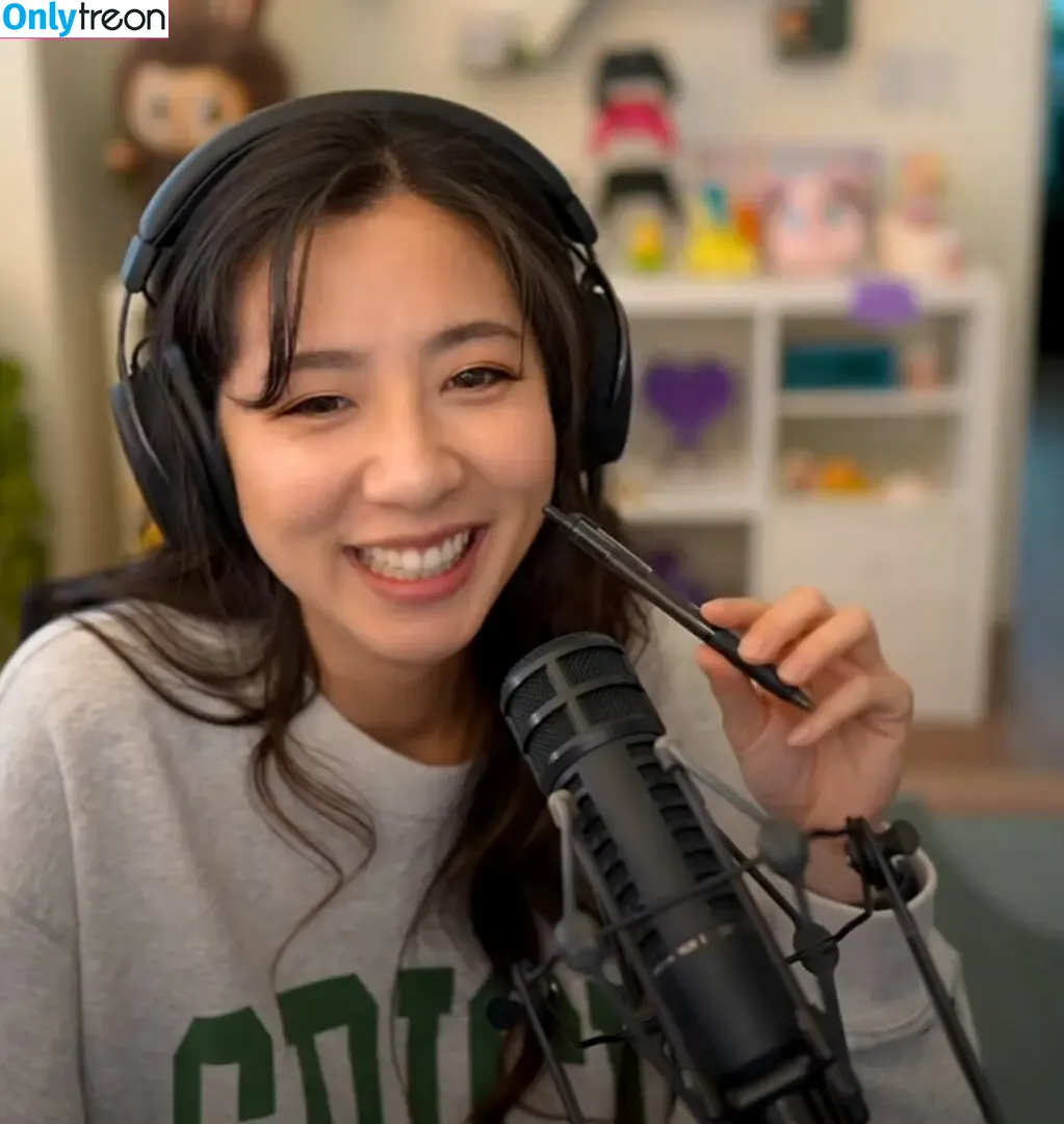 Fuslie nude photo #0859 (Leslie)