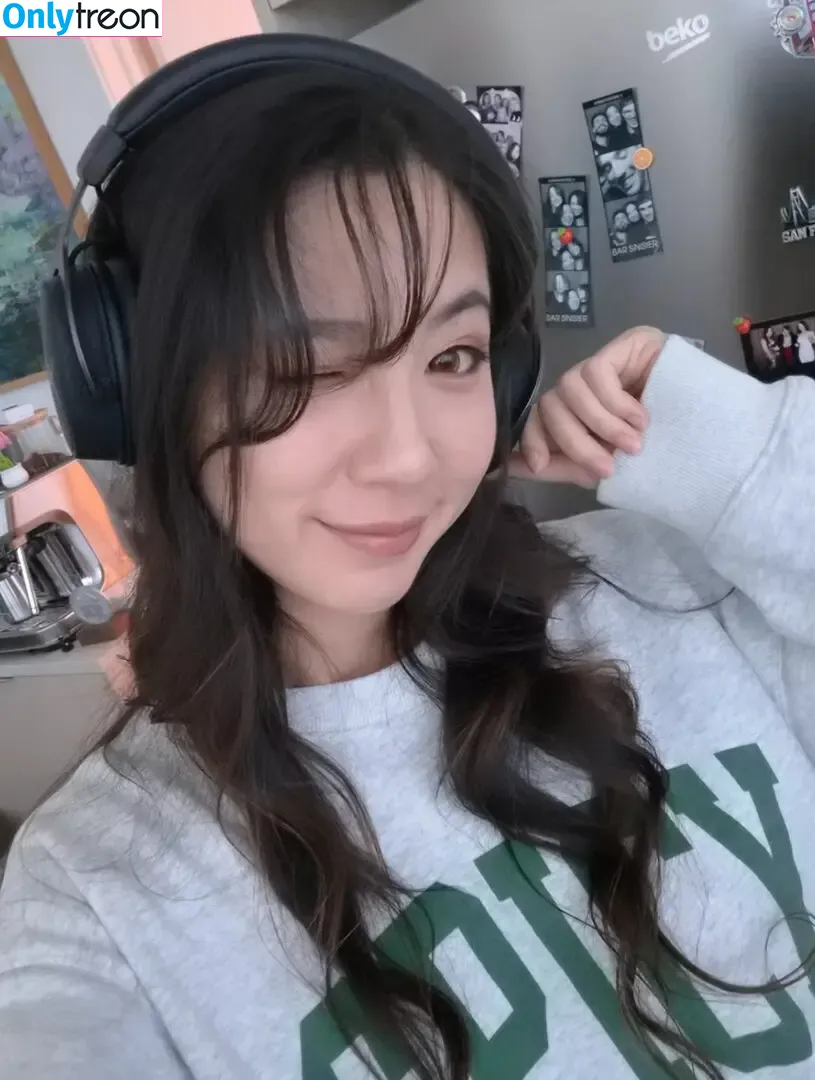 Fuslie nude photo #0865 (Leslie)