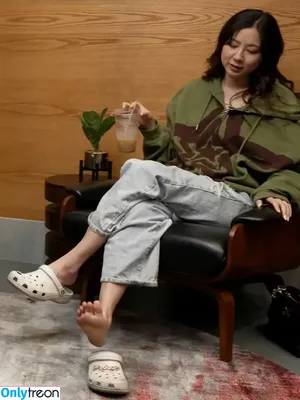 Fuslie (Leslie) / fuslie nude photo #0001