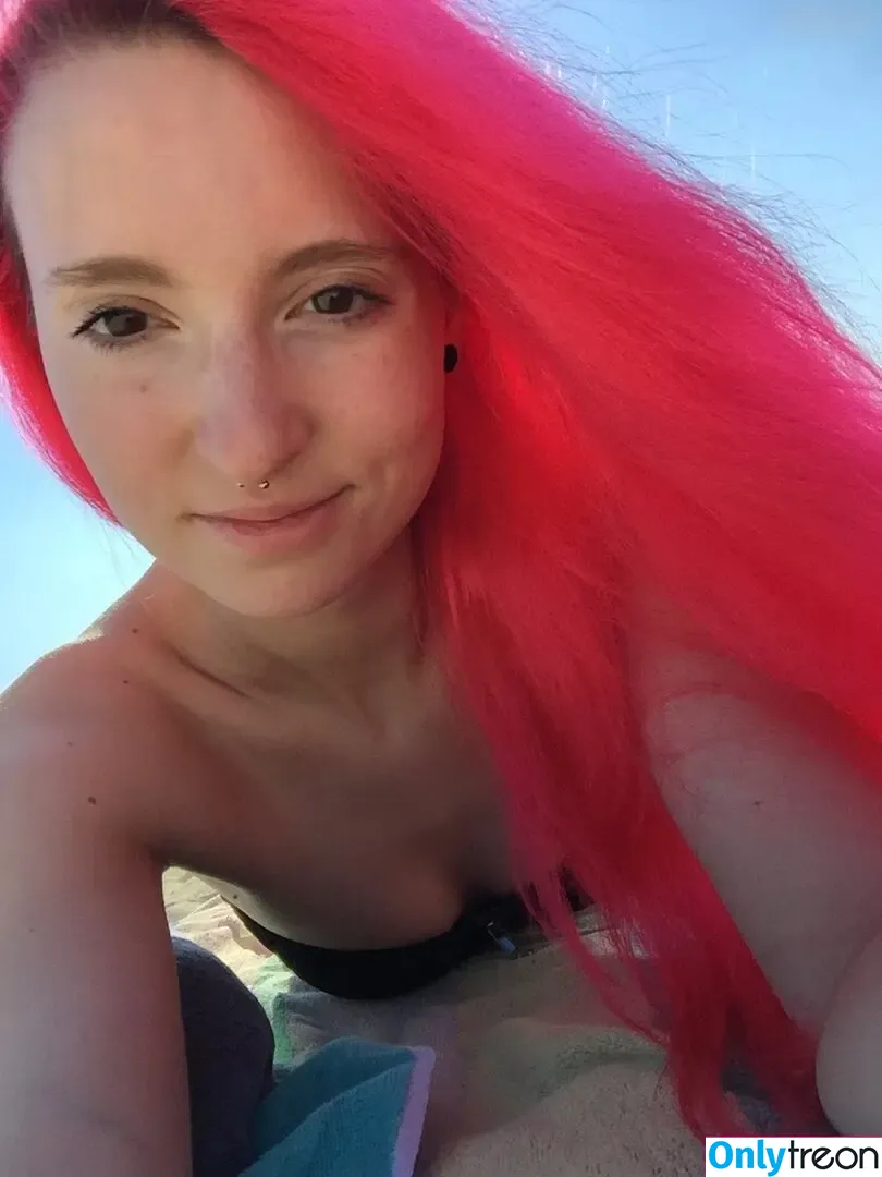 Fuxy nude photo #0051 (itssarahhoskins)