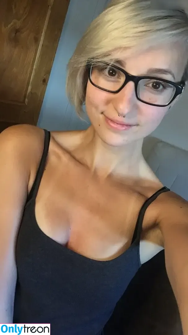 Fuxy nude photo #0052 (itssarahhoskins)
