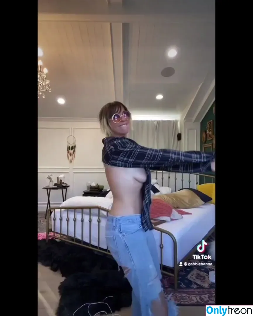 Gabbie Hanna голая photo #0001 (gabbiehanna / youtuber)