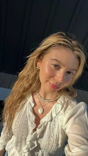 Genevieve Hannelius / ghannelius nude photo #0130