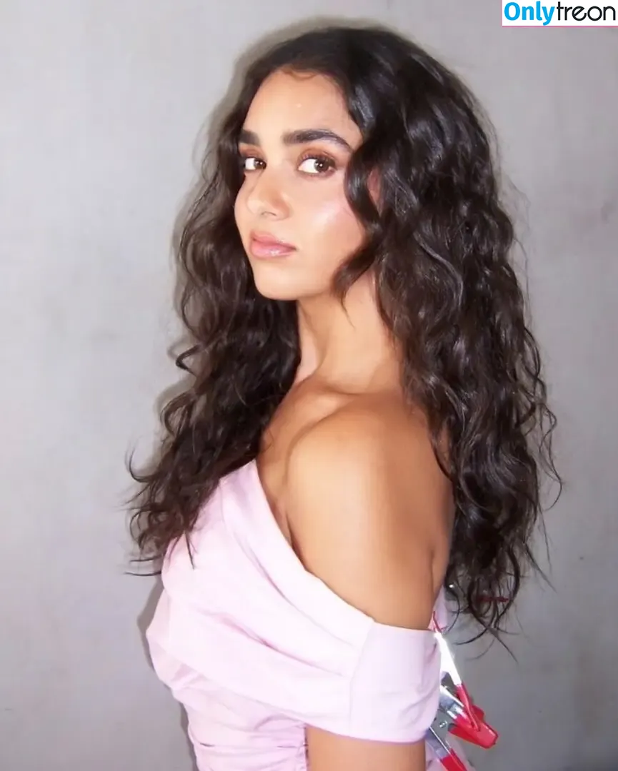 Geraldine Viswanathan голая photo #0135 (yoyogeraldine)