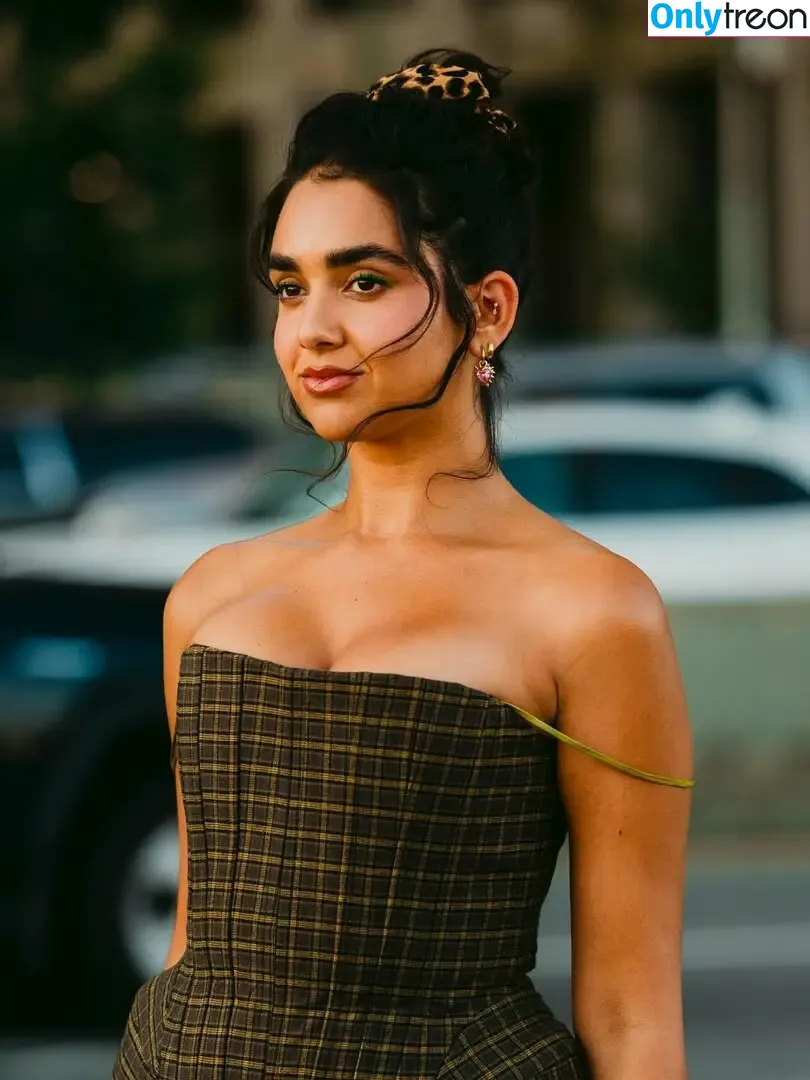 Geraldine Viswanathan nude photo #0240 (yoyogeraldine)