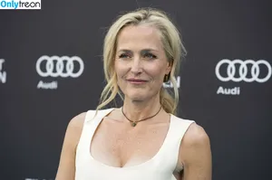 Gillian Anderson / gilliana nude photo #0683