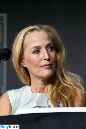 Gillian Anderson / gilliana nude photo #0701
