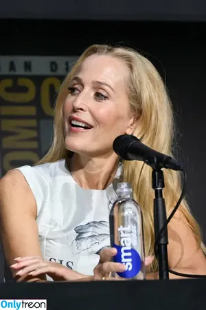 Gillian Anderson / gilliana nude photo #0702