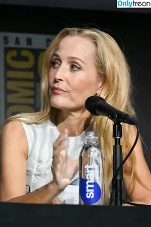 Gillian Anderson / gilliana nude photo #0704