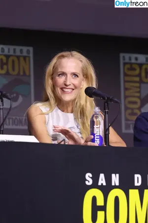 Gillian Anderson / gilliana nude photo #0708