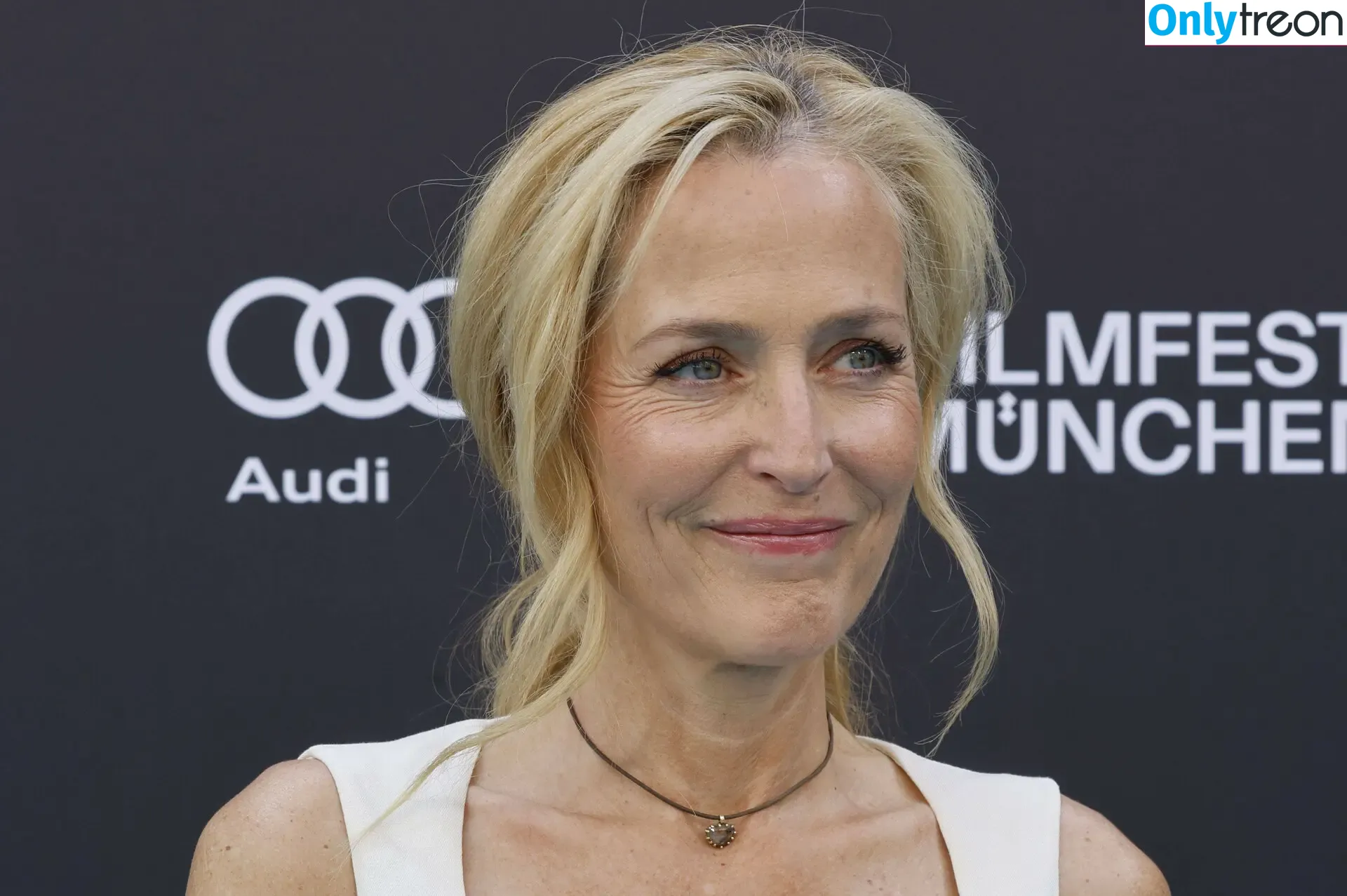 Gillian Anderson nude photo #0679 (GillianA)