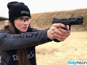 Girls With Guns / Firearms / mia.nicole.23 / wifi_diaries фото голая #0614