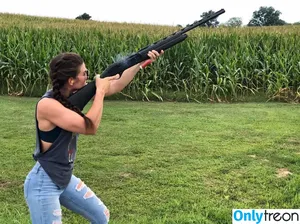 Girls With Guns / Firearms / mia.nicole.23 / wifi_diaries фото голая #0617