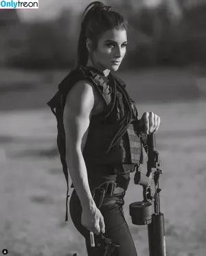 Girls With Guns / Firearms / mia.nicole.23 / wifi_diaries фото голая #0621