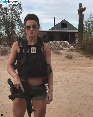 Girls With Guns / Firearms / mia.nicole.23 / wifi_diaries фото голая #0622