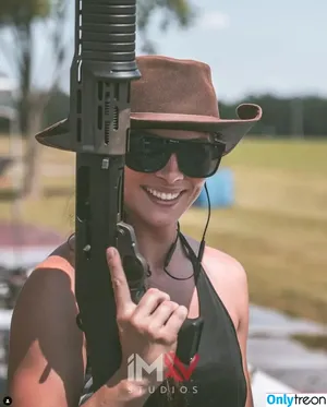 Girls With Guns / Firearms / mia.nicole.23 / wifi_diaries фото голая #0624