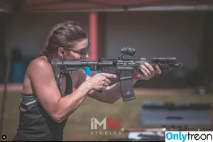 Girls With Guns / Firearms / mia.nicole.23 / wifi_diaries фото голая #0625