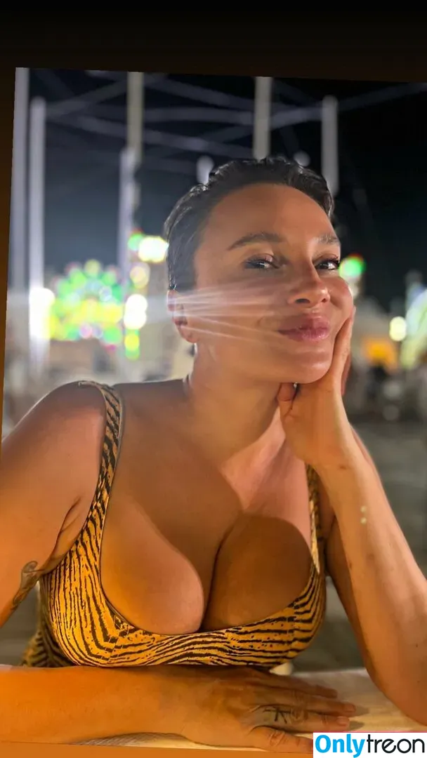 Gizzi Erskine nude photo #0019 (gizzierskine)