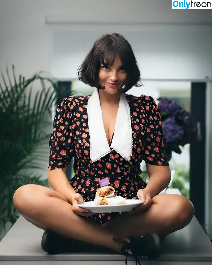 Gizzi Erskine nude photo #0024 (gizzierskine)