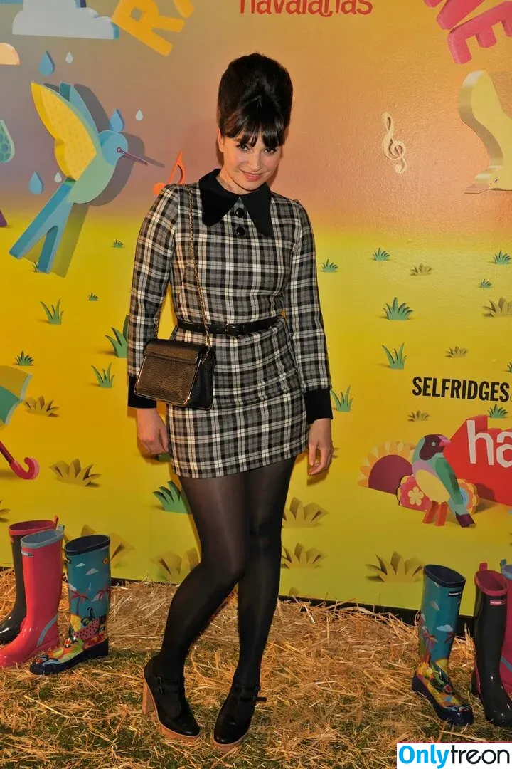 Gizzi Erskine голая photo #0051 (gizzierskine)