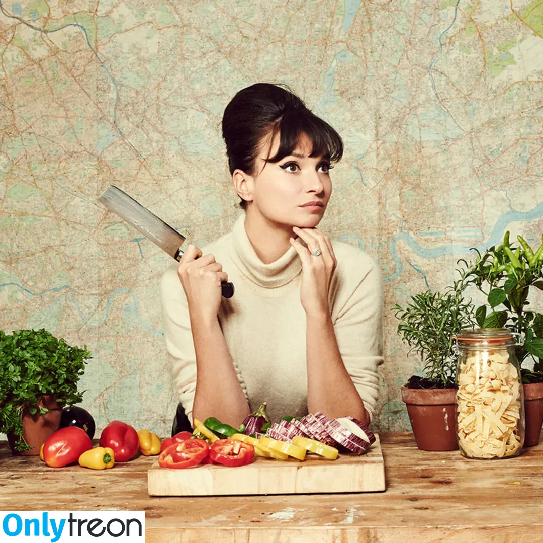 Gizzi Erskine голая photo #0063 (gizzierskine)