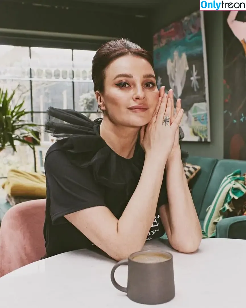 Gizzi Erskine nude photo #0246 (gizzierskine)