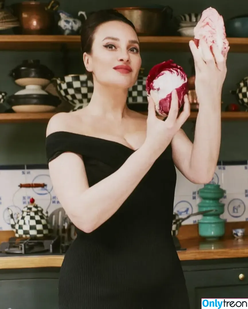 Gizzi Erskine nude photo #0247 (gizzierskine)