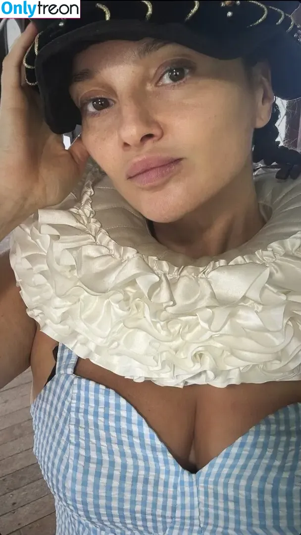 Gizzi Erskine nude photo #0250 (gizzierskine)