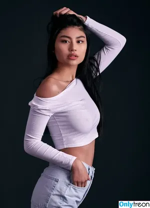 Gloria Tang / gloriatvng nude photo #0012