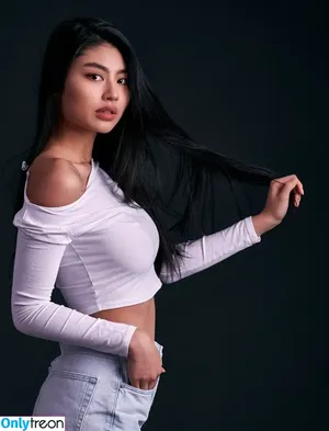 Gloria Tang / gloriatvng nude photo #0013