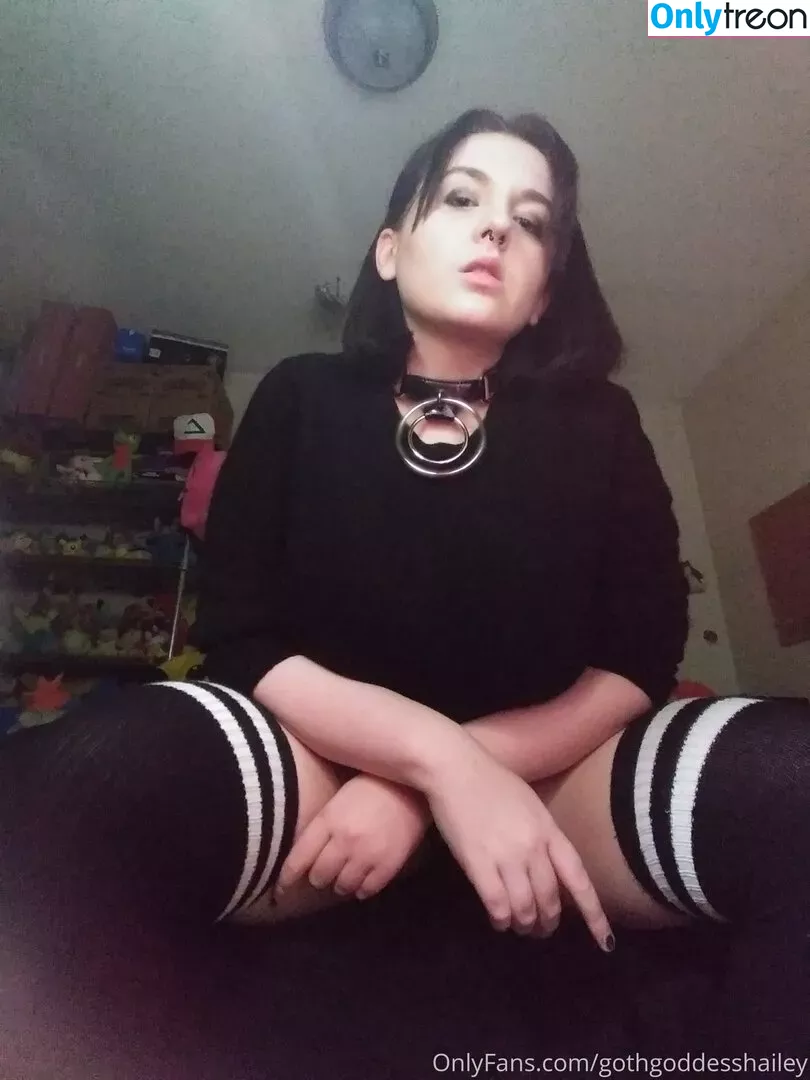 gothgoddesshailey nude photo #0002 (gothgoddesshailey)